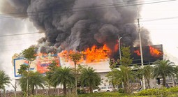 Cháy lớn tại cụm công nghiệp ở Ninh Bình, cột khói bốc cao hàng chục mét