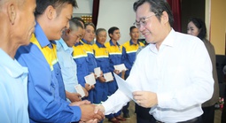 Báo Người Lao Động trao quà Tết đến công nhân thoát nước TPHCM