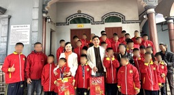 Hoa hậu Nhân ái Đậu Hằng Nga trao quà Tết cho trẻ em khuyết tật tại Bắc Giang