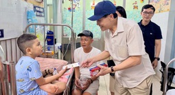 Ông Johnathan Hạnh Nguyễn lì xì bệnh nhi bệnh viện Nhi Đồng 2