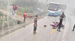 Mẹ địu con đi xe máy va chạm với xe khách, con 2 tuổi tử vong, mẹ bị thương