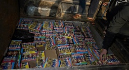 Phát hiện gần 200 kg pháo lậu trong ngăn xe bí mật