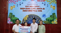 Clip: Báo Người Lao Động trao quà Tết cho trẻ em khuyết tật