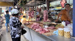 Giá thịt heo Tết ở chợ lẻ biến động mạnh