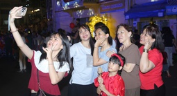 TPHCM: Khai mạc Chợ hoa xuân "Trên bến dưới thuyền" Tết Bính Ngọ 2026