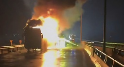 CLIP: Xe khách giường nằm cháy ngùn ngụt trong đêm