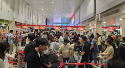 VIDEO: Ngày 12-2, khách ùn ùn tới sân bay Tân Sơn Nhất để về quê dịp Tết