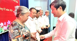 Phó Bí thư Thành ủy TPHCM tặng quà Tết cho Bí thư chi bộ có hoàn cảnh khó khăn khu vực Bình Dương