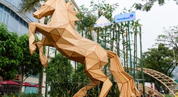 Linh vật Ngựa cao 4,5m thu hút du khách tại Đường hoa Phú Mỹ Hưng