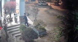 Nam thanh niên cầm 2 con dao trèo qua cổng vào trụ sở công an quậy phá