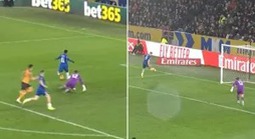 Chelsea bỏ lỡ 2 pha bóng “khó tin nhất mùa”