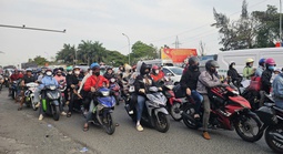 "Biển người" trở về miền Tây đón Tết