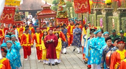 Lãnh đạo TPHCM dâng cúng bánh tét lên Quốc Tổ Hùng Vương