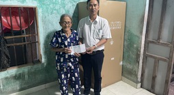 “Trái tim miền Trung” trao quà Tết cho người dân vùng lũ Duy Nghĩa