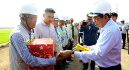 Lãnh đạo tỉnh An Giang động viên công nhân thi công tuyến cao tốc Cần Thơ – Châu Đốc – Sóc Trăng