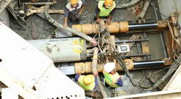 Cận Tết, công nhân vẫn bám trụ thi công trên rạch Xuyên Tâm