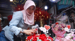 VIDEO: Valentine vào sát Tết, nhiều sạp hoa ở TPHCM đìu hiu