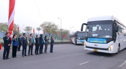 Công đoàn Hà Nội tổ chức 26 chuyến xe đưa 1.200 công nhân lao động về quê đón Tết miễn phí