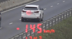 Ô tô "đạp ga" mức khó tin trên đường cao tốc ở miền Trung