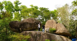 Câu chuyện ít người biết về hai tảng đá "khổng lồ" trên đỉnh núi ở Thanh Hóa