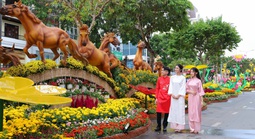 Người dân háo hức tham quan đường hoa nghệ thuật Cần Thơ trong đêm khai mạc