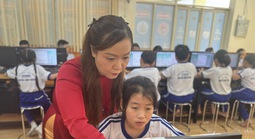 Nhà giáo dục số cùng học sinh tiếp cận công nghệ thế giới
