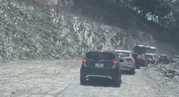 Mặt đường tạm hư hỏng, Quốc lộ 28B qua đèo Đại Ninh ùn tắc