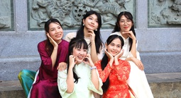 Sắc áo dài nhuộm rực “làng người Hoa”