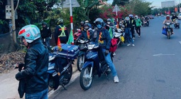 Giúp nhau về quê bằng xe máy an toàn dịp Tết
