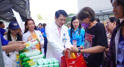 Tết ấm cho bệnh nhân khó khăn ở TPHCM