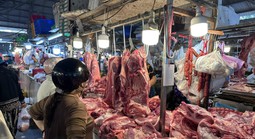 Giá thịt heo bật tăng lên 300.000 đồng/kg