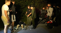 Du khách Bỉ ngã xe giữa đêm, Công an xã hỗ trợ kịp thời sơ cứu