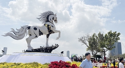 CLIP: Độc đáo linh vật ngựa bên sông Hàn, tấp nập người đến xem