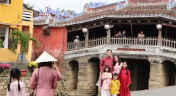 Du khách xúng xính áo dài check-in Hội An ngày 29 Tết Bính Ngọ