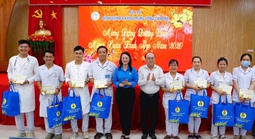 Thành ủy và LĐLĐ TP Cần Thơ thăm, tặng quà đoàn viên, công nhân trực đêm giao thừa