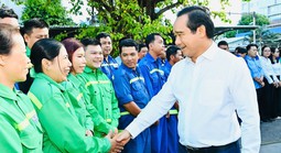 Chủ tịch UBND TPHCM động viên công nhân vệ sinh môi trường làm việc ngày cuối năm