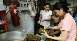 Công nhân vui Tết: Sum vầy theo những cách khác nhau