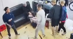 Khởi tố nhóm đối tượng đến tiệm cắt tóc, đòi nợ bằng "hàng nóng"