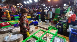 Chợ 29 Tết: Hàng về ít lại, nhiều nơi bán đến 20 giờ