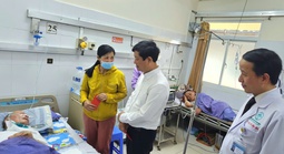 Phó Bí thư Thành ủy, Chủ tịch HĐND TPHCM Võ Văn Minh thăm, chúc Tết công nhân, bệnh nhân nghèo