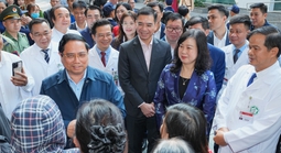 Thủ tướng Phạm Minh Chính thăm hỏi, tặng quà người bệnh
