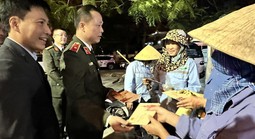 Giám đốc Công an Thanh Hóa kiểm tra trực Tết, lì xì công nhân môi trường làm nhiệm vụ