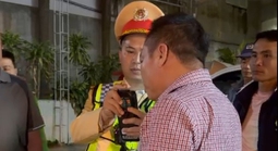 Vi phạm nồng độ cồn, tài xế ngồi trong xe hút thuốc, thách thức CSGT