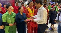 Bí thư Tỉnh ủy Đắk Lắk thăm công nhân vệ sinh môi trường trong đêm giao thừa