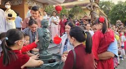 Dòng người ken đặc xếp hàng đi lễ chùa Hoằng Pháp