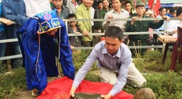 Chuyện cả bản "rước" hòn đá thiêng để xin vía đầu năm mới