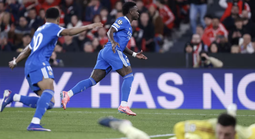 Vinicius tỏa sáng, Real Madrid thắng chủ nhà Benfica giữa tâm bão Lisbon