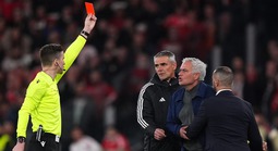 Hỗn loạn trong trận đấu của HLV Mourinho ở Champions League