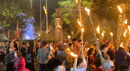 Cả làng ở Thanh Hóa rủ nhau ra đình làng xin lửa đêm Giao thừa