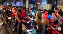 Đường phố trung tâm TPHCM "kẹt cứng" người tối mùng 2 Tết